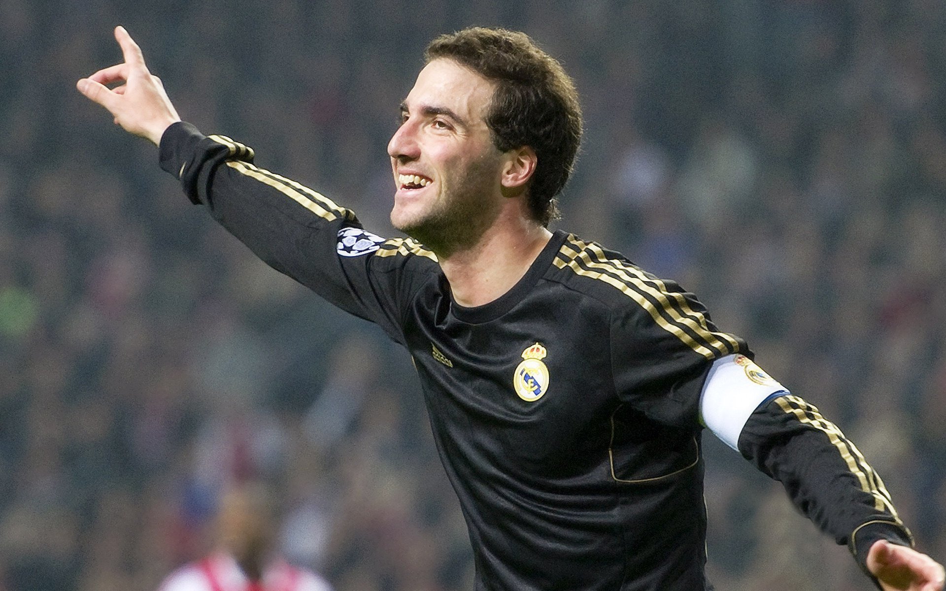 冰雪版山地车比赛 冬季在雪道完成技术下坡